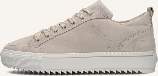 Crème suède lage sneaker met beige veters en dikke geribbelde zool.