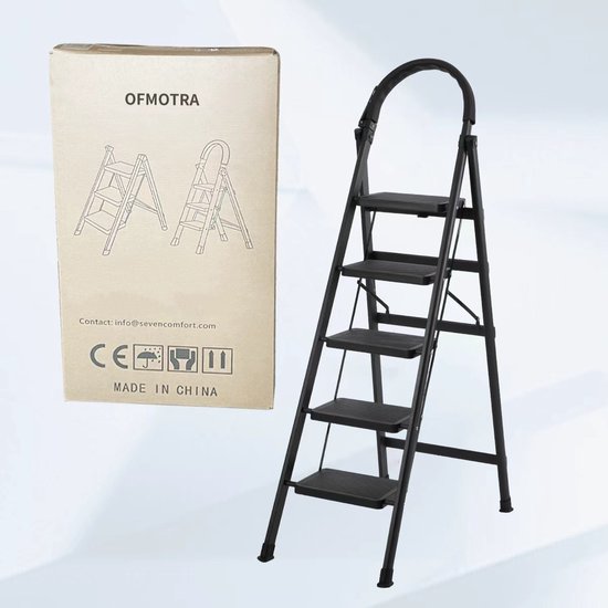 Zwarte, 5-treden inklapbare ladder naast een kartonnen doos met tekeningen van OFMOTRA ladders.