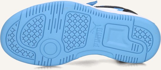 Lichtblauwe schoenzool met Puma-logo, ontworpen voor grip.
