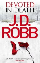 Boekomslag van 'Devoted In Death' door J.D. Robb, met rode schoenen op de sneeuw.