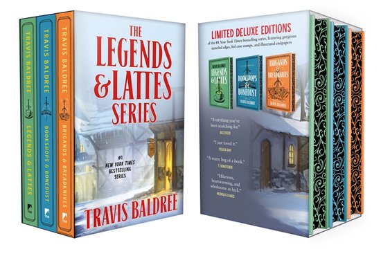 Boxset met vier boeken van Travis Baldree, 'The Legends & Lattes Series'. De boeken zijn groen, blauw, oranje en hebben een witte kaft met rode letters.