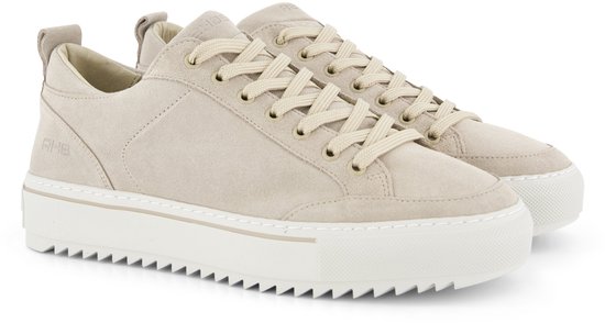 Crème suède lage sneakers met beige veters, witte platformzool en 'RHB' logo.