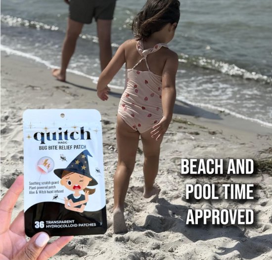 Een kind in een bikini loopt op het strand, de verpakking van quitch bug bite relief patches wordt in de buurt vastgehouden.