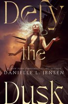 Boekomslag van 'Defy the Dusk' met een blonde vrouw in een zwarte outfit, met gouden tekst.