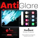 Twee smartphones naast elkaar. Links een schermprotector met verminderde reflectie, rechts een standaard screenprotector met hoge schittering.