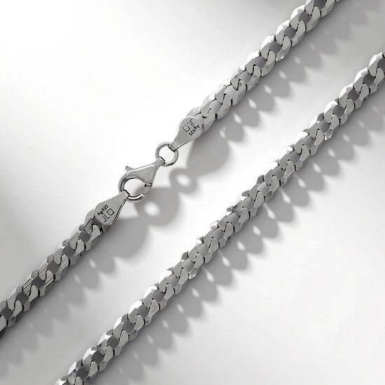 Zilverkleurige, glanzende pantserketting met karabijnsluiting. "Ag 925" en "JLB" zichtbaar. Lichtinval creëert schaduw.