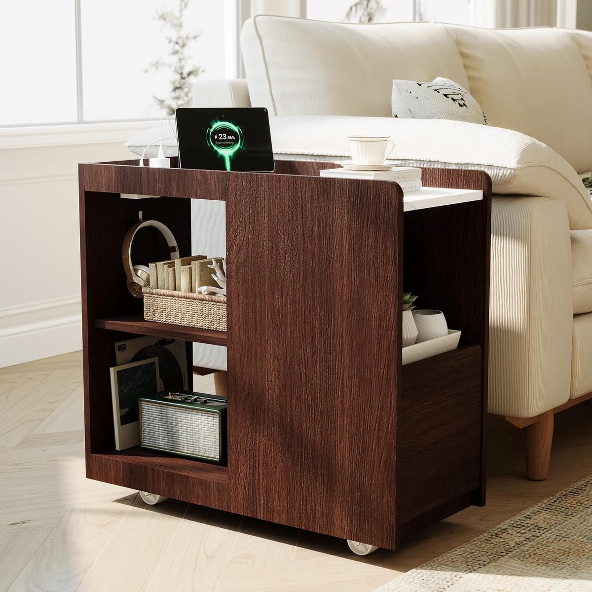 HOERFURIY Smal Verrijdbaar Nachtkastje met Stopcontact, USB & Type-C - Bijzettafel met Lade & Wielen - Warm Eiken - 70x30x63 cm