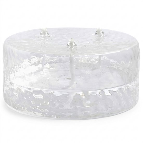 Een ronde, transparante glazen olielamp met een gegolfd oppervlak en drie lonten.
