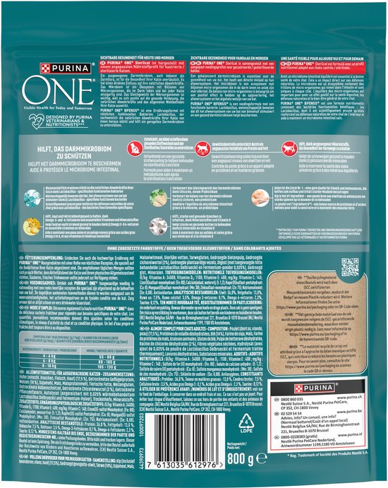 Achterkant van een verpakking Purina One Sterilcat kip met tekst en afbeeldingen.