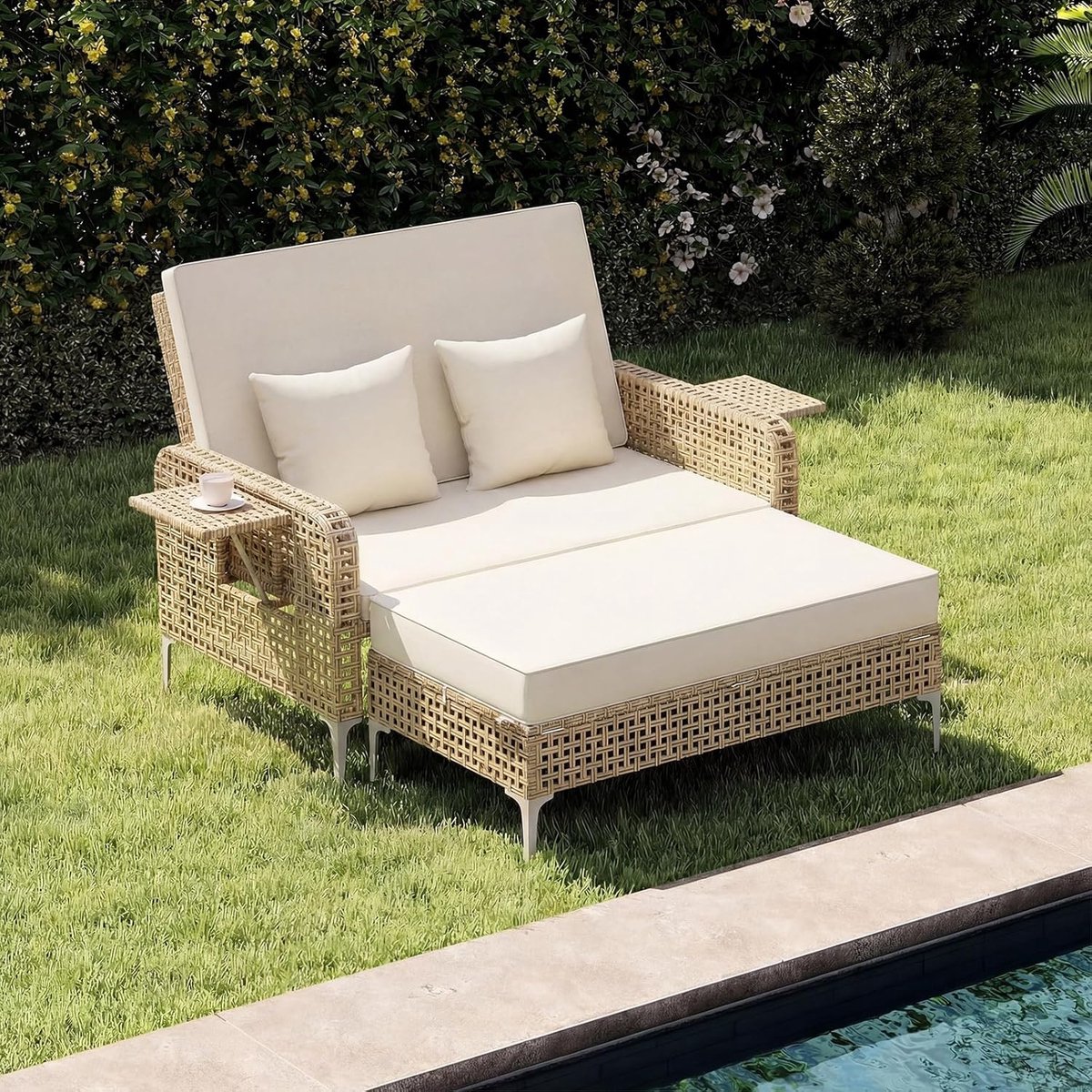 Polyrotan Dubbel Loungebed met Verstelbare Rugleuning en Uitklapbare Zijtafels 181 x 125 x 61-89 cm – Inclusief Comfortabele Kussens, Outdoor Loveseat en Poef – Beige – NoviHome