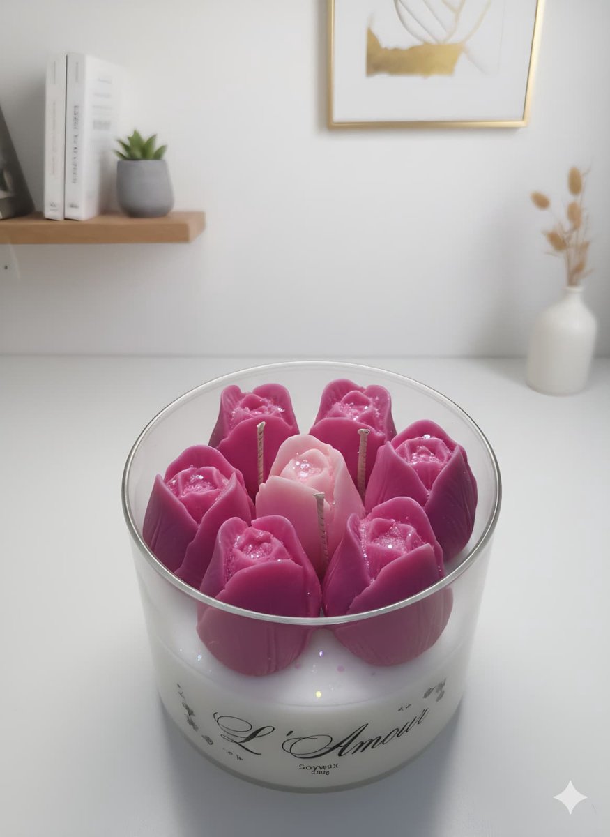 L’Amour Luxe Geurkaars 350g – Handgemaakt van Sojawas – Vanille & Jasmijn – Luxe Tulpen Kaars met Gouden Details – Roze - Romantisch Cadeau