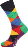 Paarse sokken met een bonte ruitenprint in groen, geel, oranje, rood, blauw en zwart.