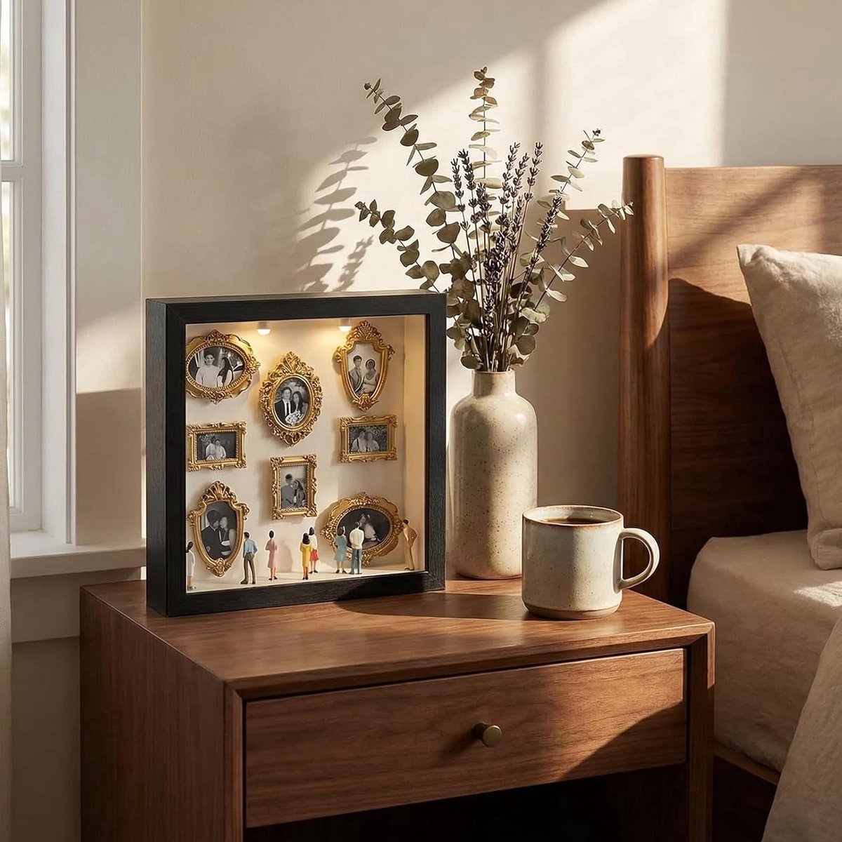 DIY Shadow Box - 25,5x25,5 cm - Mini Fotolijst Met LED - DIY Mini Museum Silhouette Box - Complete Set met 8 Miniatuur Mensjes & 8 Gouden Lijstjes - Frame Display Case - Barokstijl - Vintage fotolijstjes - Valentijn cadeau - Cadeau voor vrouw — cadeau in Wonen & Interieur - foto 5
