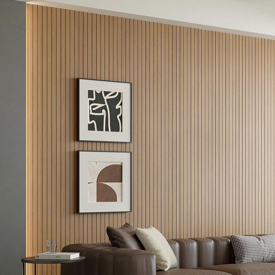 Wand gedecoreerd met verticale bruine eiken panelen en twee abstracte lijsten.