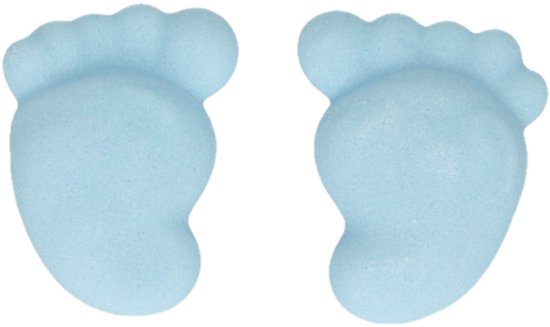 Twee lichtblauwe suikerdecoraties in de vorm van babyvoetjes.