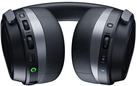 Zwarte Turtle Beach Stealth 700 Gen 3 gaming headset, van voren gezien met oplaadpoort en indicatorlampjes.