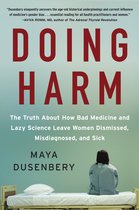 Boek "Doing Harm" met de tekst: "The Truth About How Bad Medicine and Lazy Science Leave Women Dismissed, Misdiagnosed, and Sick" en een afbeelding van een persoon zittend op een ziekenhuisbed.