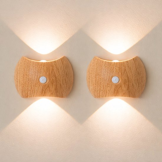 Twee houten wandlampen met sensor, elk met licht dat naar boven en beneden straalt.