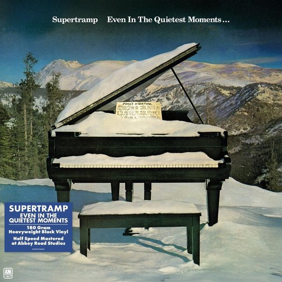 De hoes van de Supertramp LP 'Even In The Quietest Moments...', met een vleugelpiano bedekt met sneeuw in een besneeuwd berglandschap. Blauw label met albumtitel en informatie.