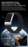 Zwarte sportband met een zilverkleurig, rechthoekig fitness tracker display tegen een maanlandschap.