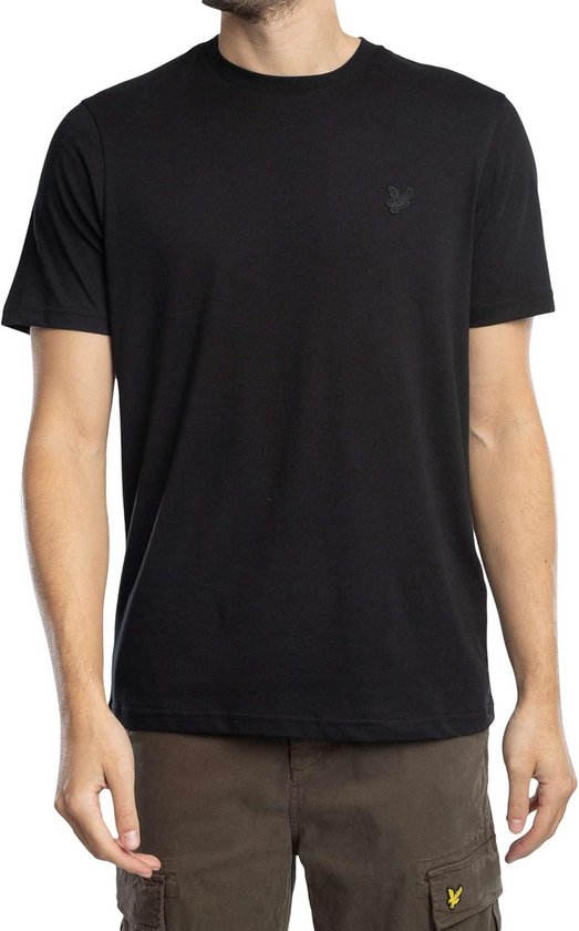 Detailopname van een zwart t-shirt met een klein, ton-sur-ton geborduurd adelaar-logo op de borst.