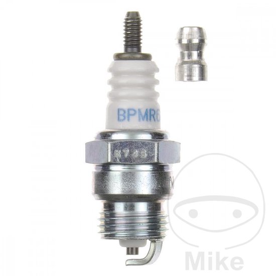 Bougie met wit keramisch isolatorlichaam en metalen schroefdraad. "BPMR6" is zichtbaar.
