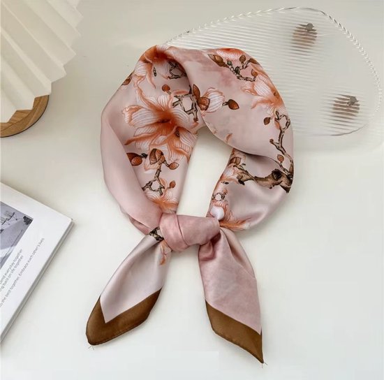 Geknoopte roze zijden sjaal met magnoliabloesemprint en bruine randen.
