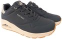 Paar donkerblauwe Skechers sneakers met beige zolen en zilveren details op de hiel.