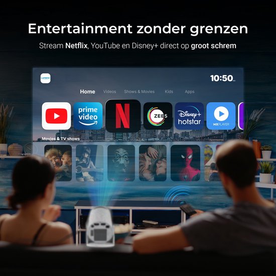 Lumenix beamer projecteert Netflix, YouTube en Disney+ op een groot scherm. Een stel kijkt op de bank.