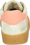 Achterkant van een witte kindersneaker met roze hielstuk, bruine zool en 'Limited Edition' tekst.