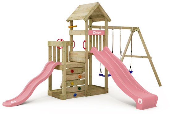 Houten speeltoestel met pastelroze glijbanen, toren, schommelaanbouw en klimwand.