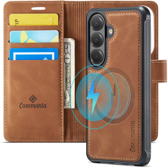 Bruin kunstleren telefoonhoesje, opengeklapt, met telefoon, pasjes en geld, witte achtergrond.