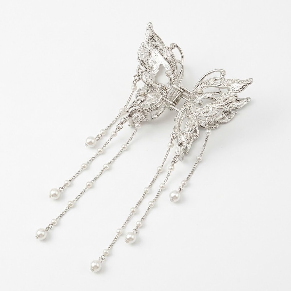 Zilverkleurige vlinder haar clip – dames sierlijke haar klem – metalen haar accessoire met hangende kettingen en parel details