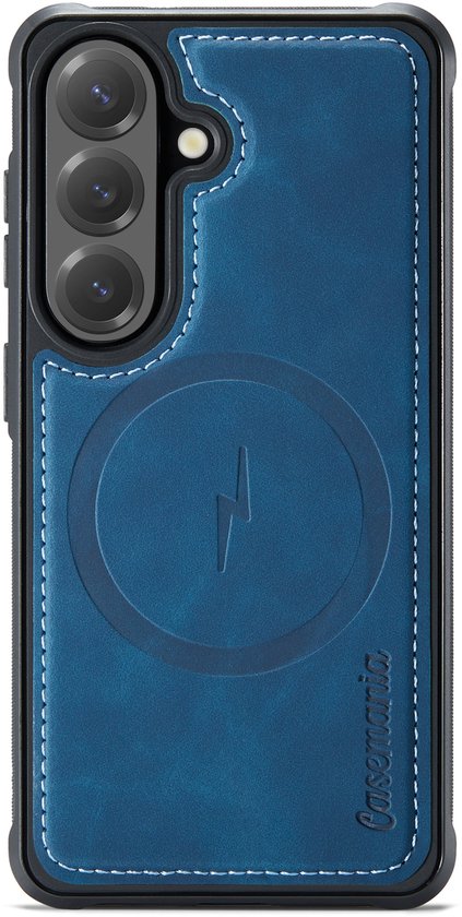 Marineblauwe Casemania telefoonhoes met witte stiksels, MagSafe-logo en drie camera-uitsparingen.