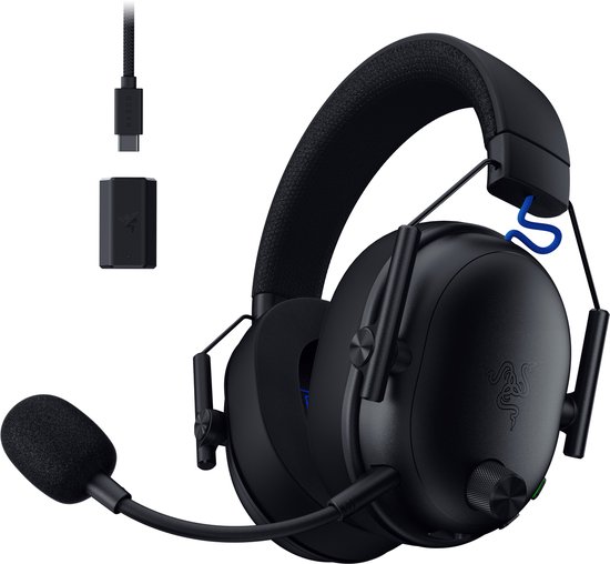 Zwarte Razer gaming headset met microfoon en USB-C dongle, met Razer logo op de oorschelp.
