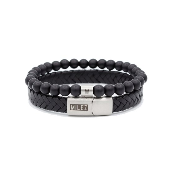 Zwarte leren gevlochten armband met zilverkleurige sluiting, gecombineerd met een kralenarmband met MILEZ logo.