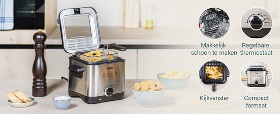Princess mini friteuse in een keuken, deels open met mand met friet. Bijbehorende icons: vaatwasser, thermostaat, kijkvenster, compact formaat.
