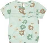 Licht aquakleurig T-shirt met korte mouwen, geborduurd met bruine en groene bloemen. Met ruches.