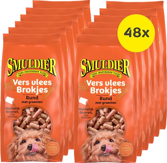 Smuldier vers vlees brokjes rund met groenten. Verpakking met 48 zakjes. Een hond likt zijn lippen.