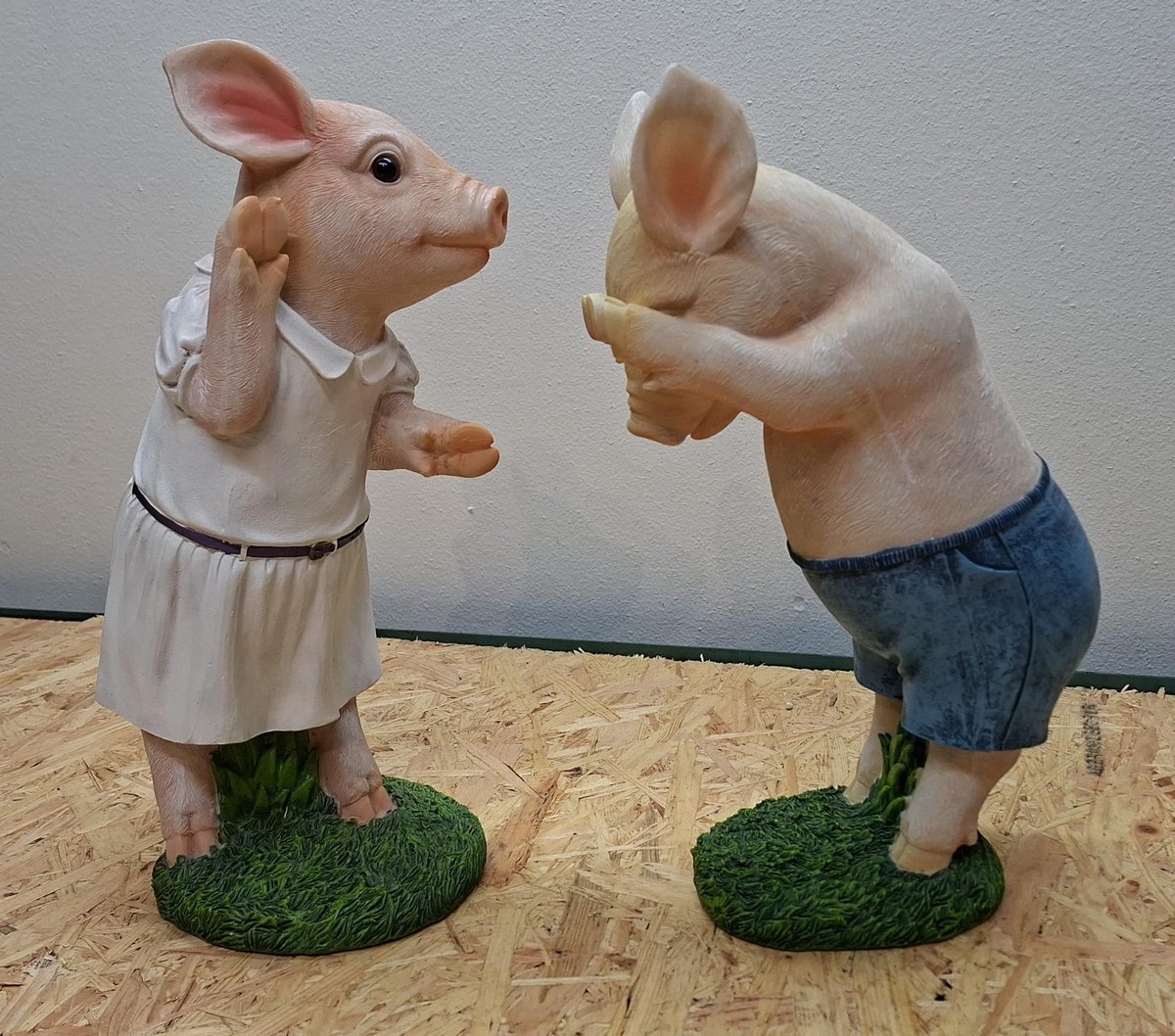 Varkens aangekleed set van 2 beelden - 34cm hoog - Polystone - 2 varianten - Cadeau - Decoratie - Woonaccessoires - Beeld