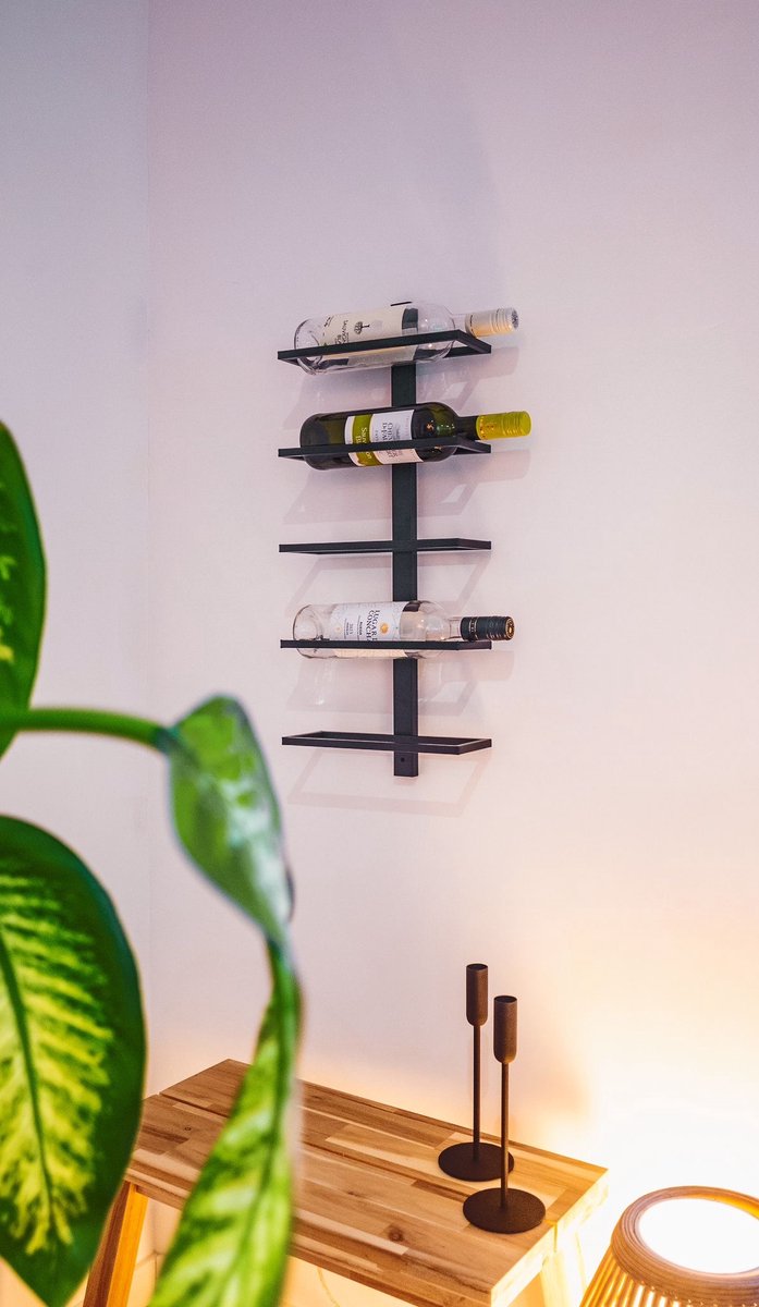 SINIA Living® - Wijnrek - 5 flessen - Wijnrek muur - Mat zwart - Metaal - Wijnrekken - Modern - Hangend wijnrek - Muur monteren - Industrieel - Wijnliefhebber - Wijnrek hangend - Wand - Vino - Wijnaccessoires - Aan de muur - wijnfleshouder — cadeau in Wonen & Interieur - foto 3
