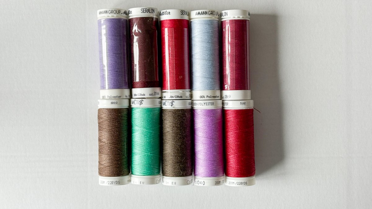 Set van 10× naaigaren – Mettler Seralon & Métis – 200m – Bordeaux, bruin, mint & lila
