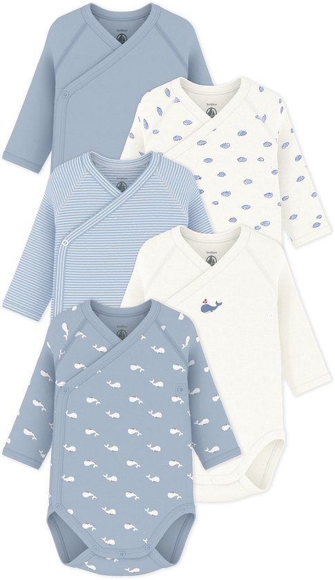 Cinq bodies cache-cœur à manches longues : bleu uni, rayé bleu et blanc, blanc à petits nuages bleus, blanc à baleine, blanc à petits nuages bleus.