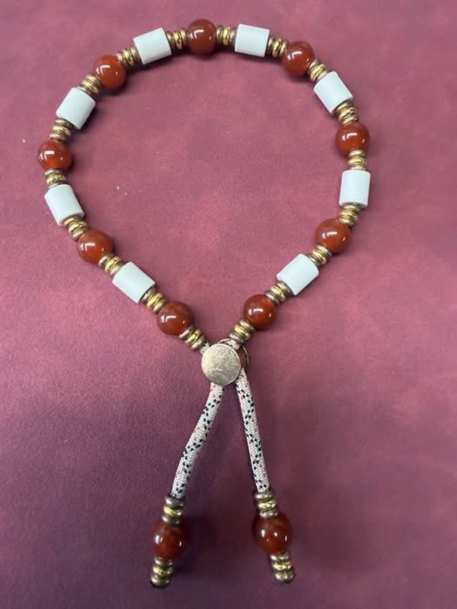 Anti-tekenband ketting - natuursteen - rode agaat - hond - lengte 32 cm - nekomvang vanaf 30 tot en met 34 cm - originele EM-X kralen lichtgrijs - M - rood/beige