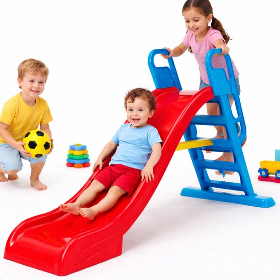 Twee jongetjes en een meisje spelen met een rode glijbaan met blauwe ladder op witte achtergrond.