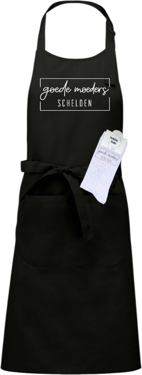 Keukenschort en sokken met tekst - Giftset - Goede moeders schelden - Moederdag - Vaderdag - Zwart - Verstelbaar - Cadeau idee - Verjaardag - Cadeau dames en heren - Liefste Opa en Oma cadeau - Verrassing - Grappig cadeau - Onesize