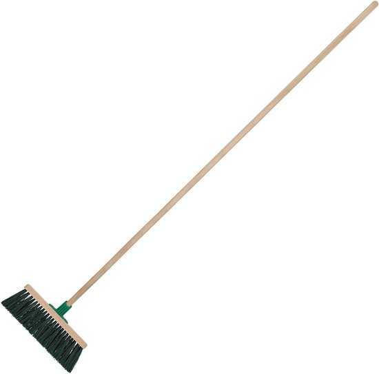 Volledige houten bezem met donkergroene borstelharen en een lange houten steel.