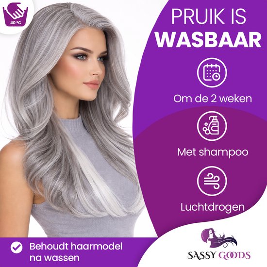 Vrouw met lang, grijs gelaagd haar, met een grijze coltrui. De tekst "Pruik is wasbaar" staat ernaast.