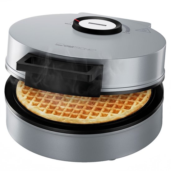 Zilverkleurig wafelapparaat, met een vers gebakken wafel erin, stoom komt eruit.