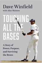 Dave Winfield, in New York Yankees uniform nummer 31, houdt een honkbalknuppel vast. Tijdloze tekst op de kaft: 'Touching All The Bases'.